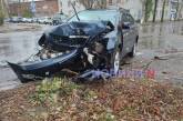 В Николаеве «Лексус» врезался в дерево после столкновения с «Фордом: пострадала водитель