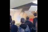 В Киеве в школьном укрытии во время воздушной тревоги обрушился потолок (видео)