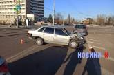 В Николаеве возле спортшколы «Надежда» произошло два ДТП: серьезно пострадал водитель