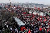 На марш в поддержку Палестины в Стамбуле вышли десятки тысяч человек