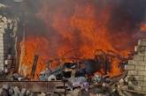 Росіяни вдарили по Херсону: спалахнув склад із гуманітаркою, четверо постраждалих