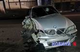 У центрі Миколаєва «БМВ» врізався у дерево – п'яний власник авто каже, що це не він