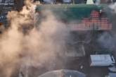 У Миколаєві горить триповерхова будівля: постраждала жінка (відео)