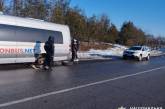 Николаевские полицейские пришли на помощь: починили колесо автобуса, отбуксировали бус из кювета