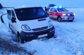 Непогода в Николаевской области: застряли микроавтобус, «скорая» и грузовик