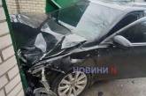 У Миколаєві п'яний на BYD зіткнувся з «Тойотою»: від удару Camry врізалася в паркан (відео)