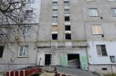 В поселке под Николаевом жители многоэтажки после обстрела заходят в квартиры через окна (видео)