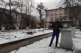В Харькове демонтировали бюст комсомольцев