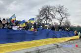 В Николаеве на 8-м причале развернули гигантский флаг (фото)