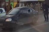 В Одессе полицейский выбил окно в авто за неподчинение военкомам (видео)