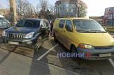 Біля магазину в Миколаєві зіткнулися Land Cruiser Prado та мікроавтобус Toyota Hiace