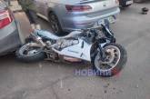 В центре Николаева Mercedes сбил мотоциклиста – пострадавшего увезли с переломами