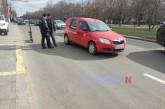 В центре Николаева «Шкода» сбила мопедиста — пострадавшего увезла «скорая»