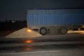 Невідомі у балаклавах висипали на дорогу до 5 тонн зерна із Миколаївської області (фото)