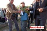На концерте от  Азарова  «люди в штатском» отобрали плакаты у  скандально известного пенсионера Ильченко