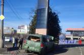 В Николаеве внедорожник врезался в стелу автозаправки: пострадал водитель