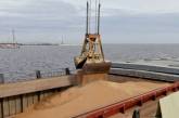 С начала года оккупанты вывезли из порта Мариуполя более 20 тысяч тонн ворованного зерна