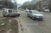 На перехресті у Миколаєві зіткнулися Renault та Daewoo
