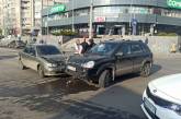 В центре Николаева столкнулись «Хюндай» и «ДЭУ»: на проспекте огромная пробка