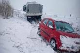 Одесскую область засыпало снегом - застревают авто (видео)