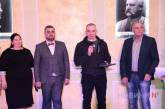У Миколаївському театрі відкрили портрети-інсталяції Лесю Курбасу та Миколі Аркасу (фото, відео)