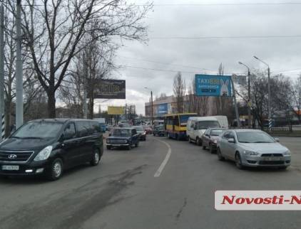 У Миколаєві на жвавому кільці виникли затори через ремонт дороги