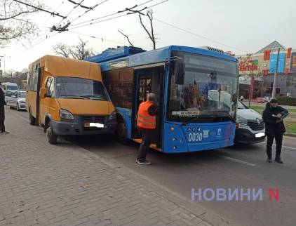 У центрі Миколаєва навчальний тролейбус «виштовхнув» маршрутку на тротуар, а потім врізався у «Рено»