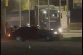 В Николаеве водители устроили дрифт на парковке: одно авто врезалось в фонарный столб (видео)