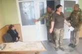 Активистка сходила в туалет на пол в ТЦК и заявила об избиении военнослужащими (видео)