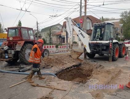 У центрі Миколаєва ремонтують водогін: на кількох вулицях виникли затори