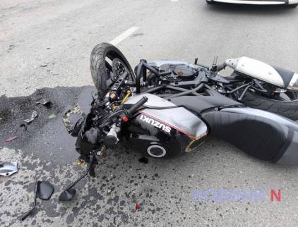 На Намиві у Миколаєві інкасаторський автомобіль збив мотоцикліста