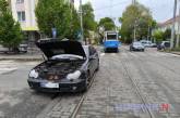 У центрі Миколаєва зіткнулися Mercedes та Volkswagen – заблоковано рух трамваїв
