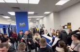 В Польше 300 украинских мужчин заблокировали паспортный сервис (видео)