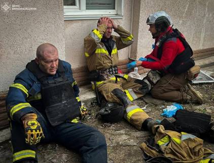 Вибух у Миколаєві: під час гасіння пожеж постраждали 5 рятувальників (фото)