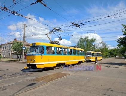 У центрі Миколаєва трамвай зійшов із рейок (фото)