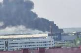 У Росії спалахнула масштабна пожежа біля заводу «КамАЗ» (відео)