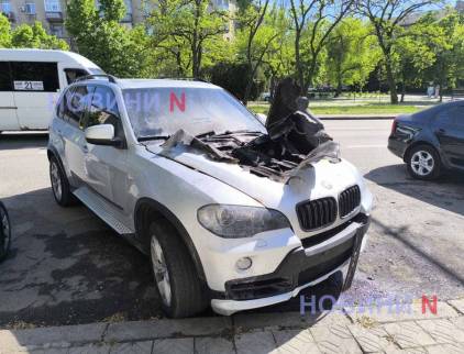У центрі Миколаєва спалахнув BMW Х5 (фото)