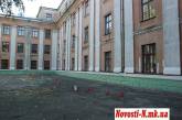 На ремонт школы №36 Азаров выделил 400 тысяч грн.