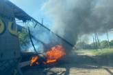 У Бериславі росіяни дронами атакували вантажівку, яка везла мешканцям воду: авто згоріло (фото)