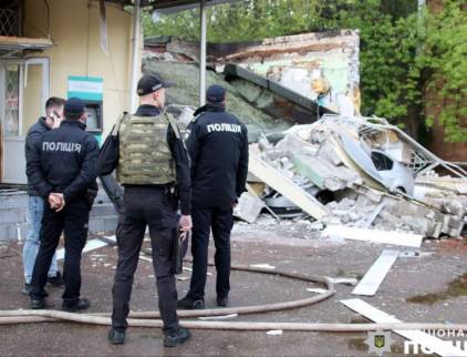 У Чернігові стався вибух у банку: частину будівлі зруйновано, почалася пожежа (фото)