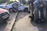 В Николаеве «Мазда» врезалась в припаркованные автомобили – один из них перевернулся (фото, видео)