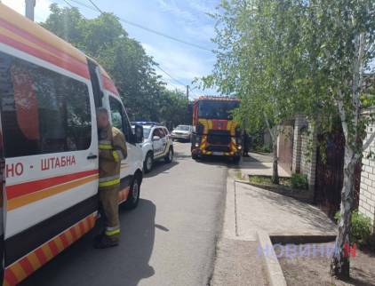 У Миколаєві горить житловий будинок: є постраждала