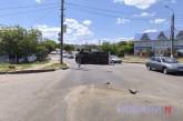 Перевернувшийся грузовик с пивом в Николаеве продолжает лежать на дороге: пробка не рассасывается