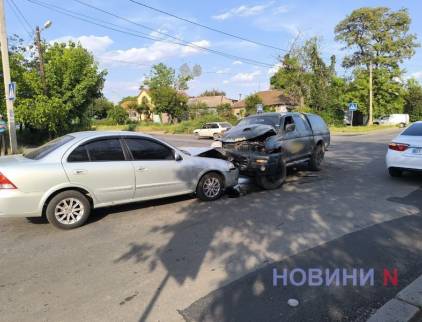 У Миколаєві позашляховик зіткнувся з вантажівкою, а потім «лоб у лоб» врізався у Nissan (фото)