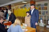 Артем Ильюк пришел на голосование с дочерью, а Александр Жолобецкий — с сыном