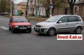 В центре Николаева столкнулись «Ford Fusion» и «Peugeot 205»