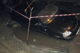 В Николаеве прямо на проезжей части автомобиль «Шевроле» провалился под асфальт