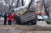 В Одессе грузовик провалился под асфальт