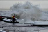 На море в Одессе метровые волны сносят прибережные кафе и заливают пляжи
