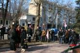 Николаевские предприниматели возложили похоронные венки на ступеньки отделения НБУ